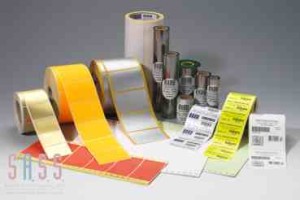 Etikettenrollen gibt es mit Papier-, PE-, PET-, PVC- und anderen Label-Materialen