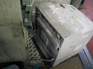 Frachtpapiere-Drucker am Rolltor in extrem schmutziger Umgebung