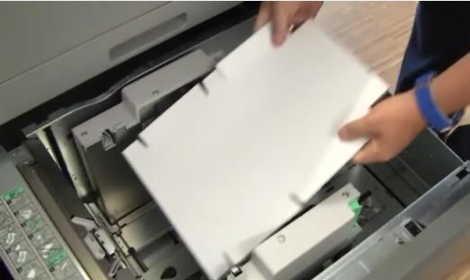Karton-Drucker mit Blanko-Material befüllen
