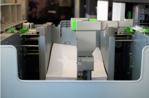 Hochliegende Karten im Papierfach