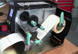 Versandaufkleber-Drucker als Thermodirekt-Drucker drucken ohne Farbband.