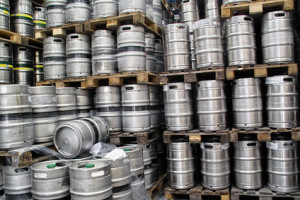 Bierfässer werden als Umlaufbehälter etikettiert