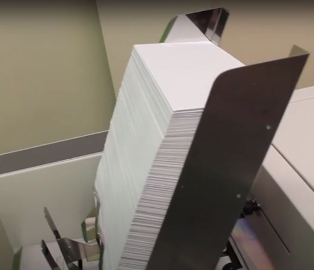 Dickes Papier günstig bedrucken, 4farbig oder schwarz.