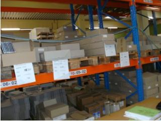 Verpackungsdruck in der Produktion – statt voller Verpackungs-Lager nur wenige weiße Zuschnitte